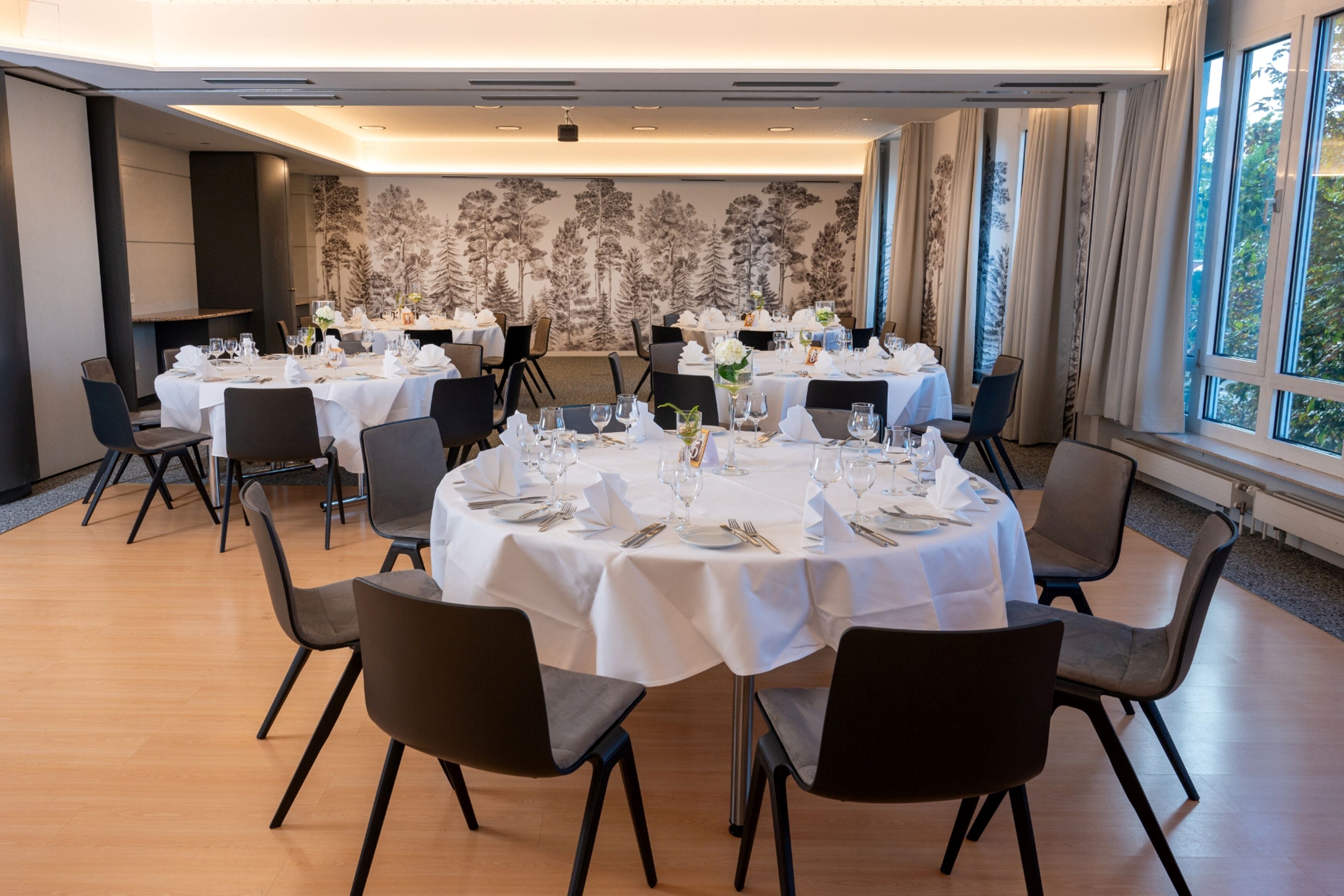 lunch and dinner served, international cuisine