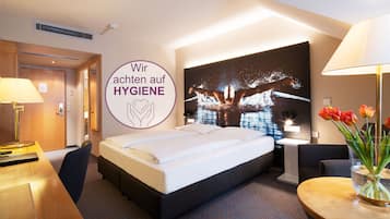 Bộ đồ giường kháng dị ứng, két bảo mật tại phòng, bàn, màn/rèm cản sáng