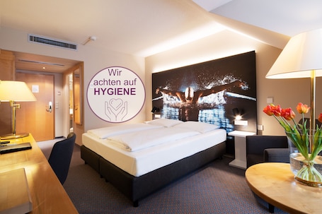 Ropa de cama hipoalergénica y caja de seguridad en la habitación