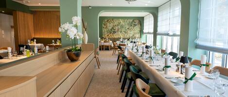 Lunch and dinner served, international cuisine