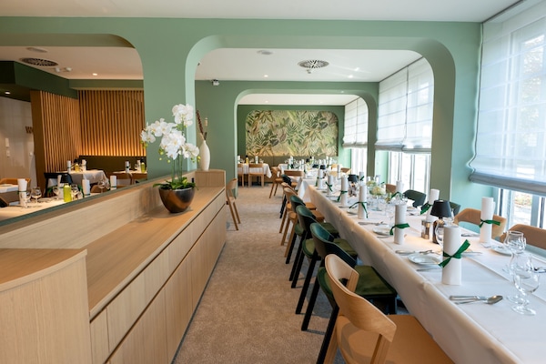 Lunch and dinner served, international cuisine