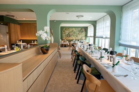 Almoço e jantar, culinária internacional. Erikson Hotel