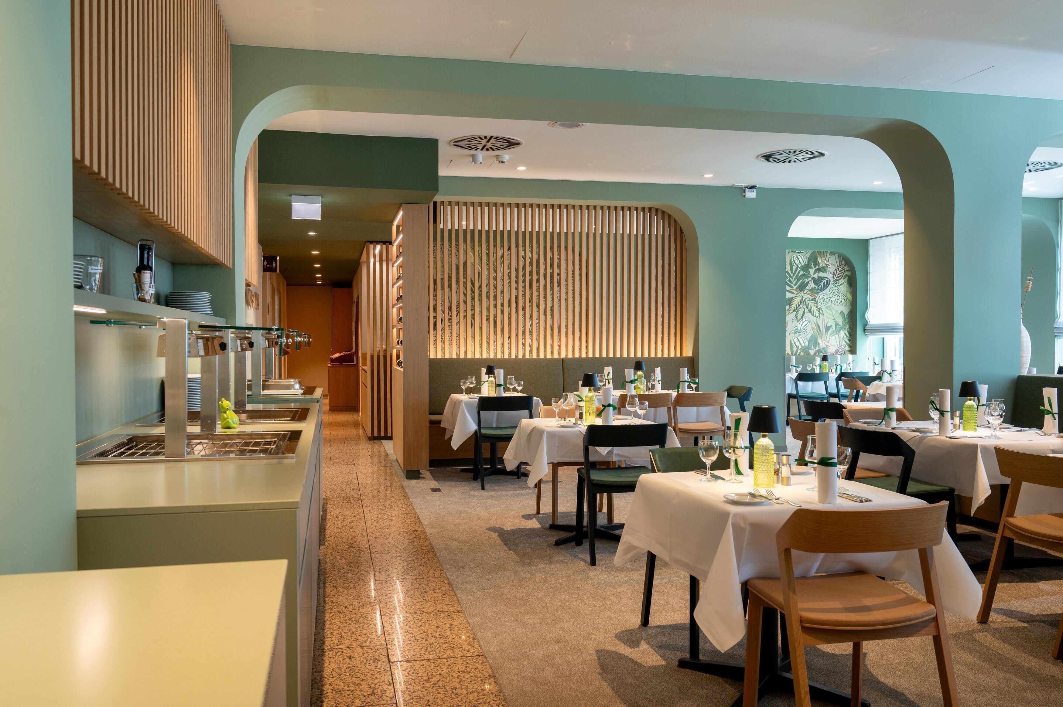 lunch and dinner served, international cuisine