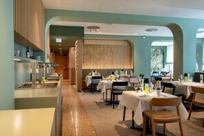 Lunch and dinner served, international cuisine - Erikson Hotel (Sindelfingen)