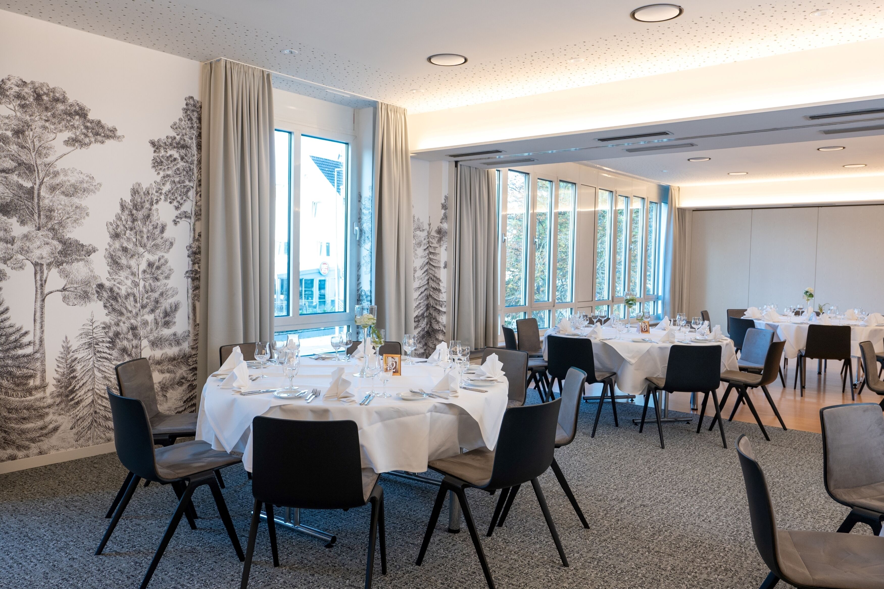 lunch and dinner served, international cuisine