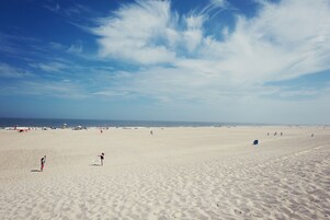 在海滩、沙滩椅、海滩遮阳伞、沙滩毛巾