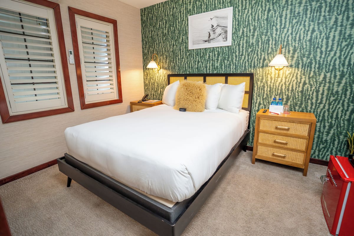 Junior Room, 1 Queen Bed