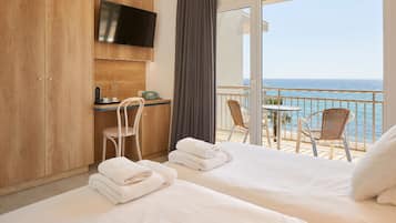 Habitación superior con 1 cama doble o 2 individuales, terraza, vistas al mar | Caja fuerte, escritorio, wifi gratis y ropa de cama