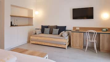 Panoraamastudiosviitti, merinäköala | Tallelokero huoneessa, työpöytä, ilmainen Wi-Fi, vuodevaatteet