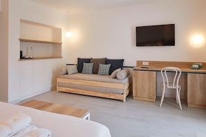 Studiosuite – panorama, sjøutsikt | Safe på rommet, skrivebord, wi-fi (inkludert) og sengetøy