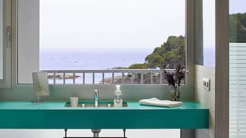 Apartamento exclusivo, 2 habitaciones, vistas a la playa | Baño | Ducha, secador de pelo y toallas