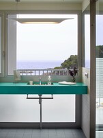 Apartamento exclusivo, 2 quartos, vista para a praia | Banheiro | Chuveiro, secador de cabelo, toalhas de banho