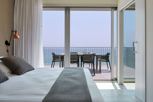 尊荣公寓, 4 间卧室, 海景 | 客房  内保险箱、办公桌、免费 WiFi、床单