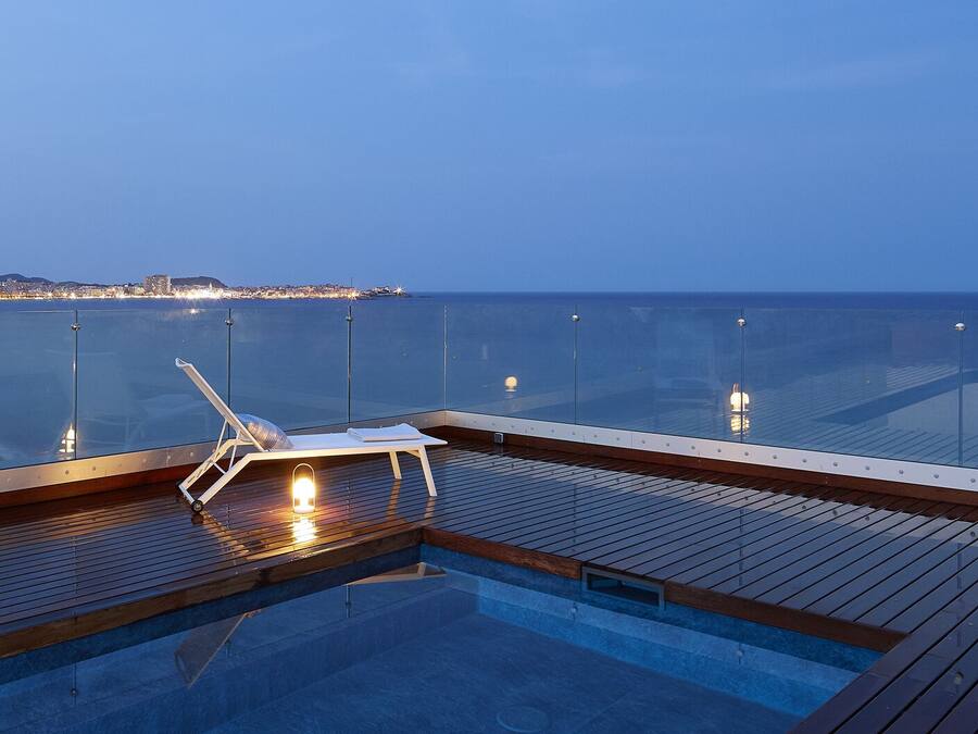 Sesongbasert utendørsbasseng og solsenger