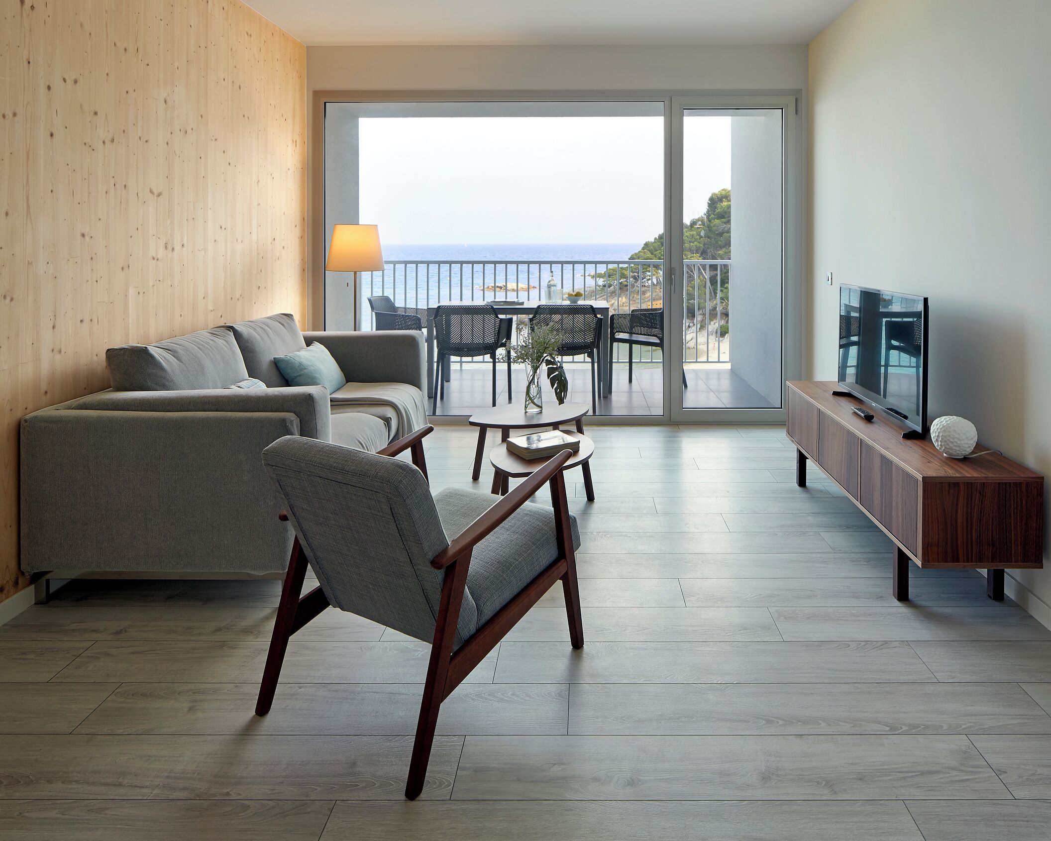 exclusive apartment, 2 bedrooms, beach view | living area | 32-inch tv with satellite channels