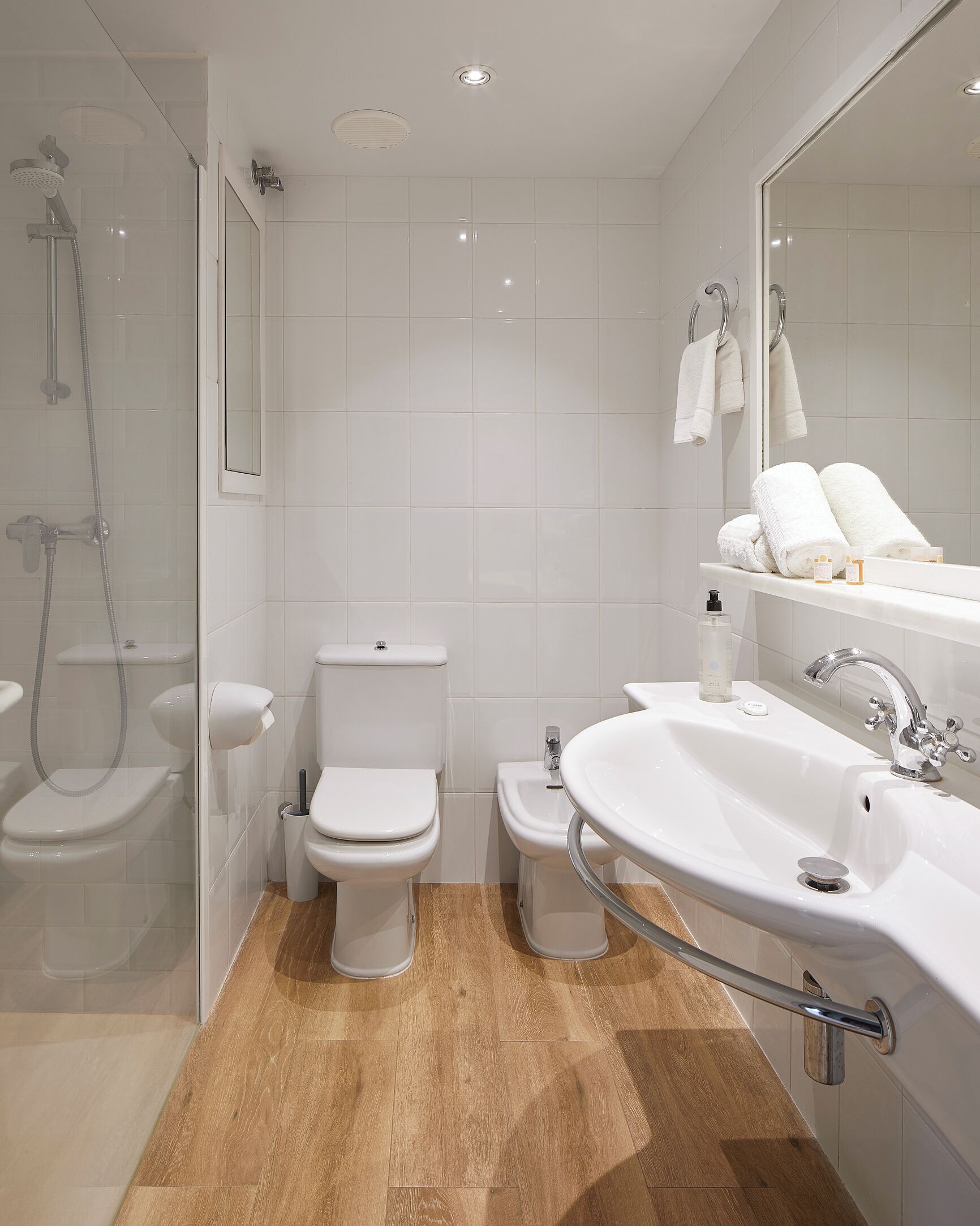 superior double or twin room, terrace, sea view | bathroom | shower, hair dryer, towels