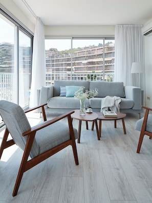Premium Apartment, 4 Bedrooms, Sea View | Living area