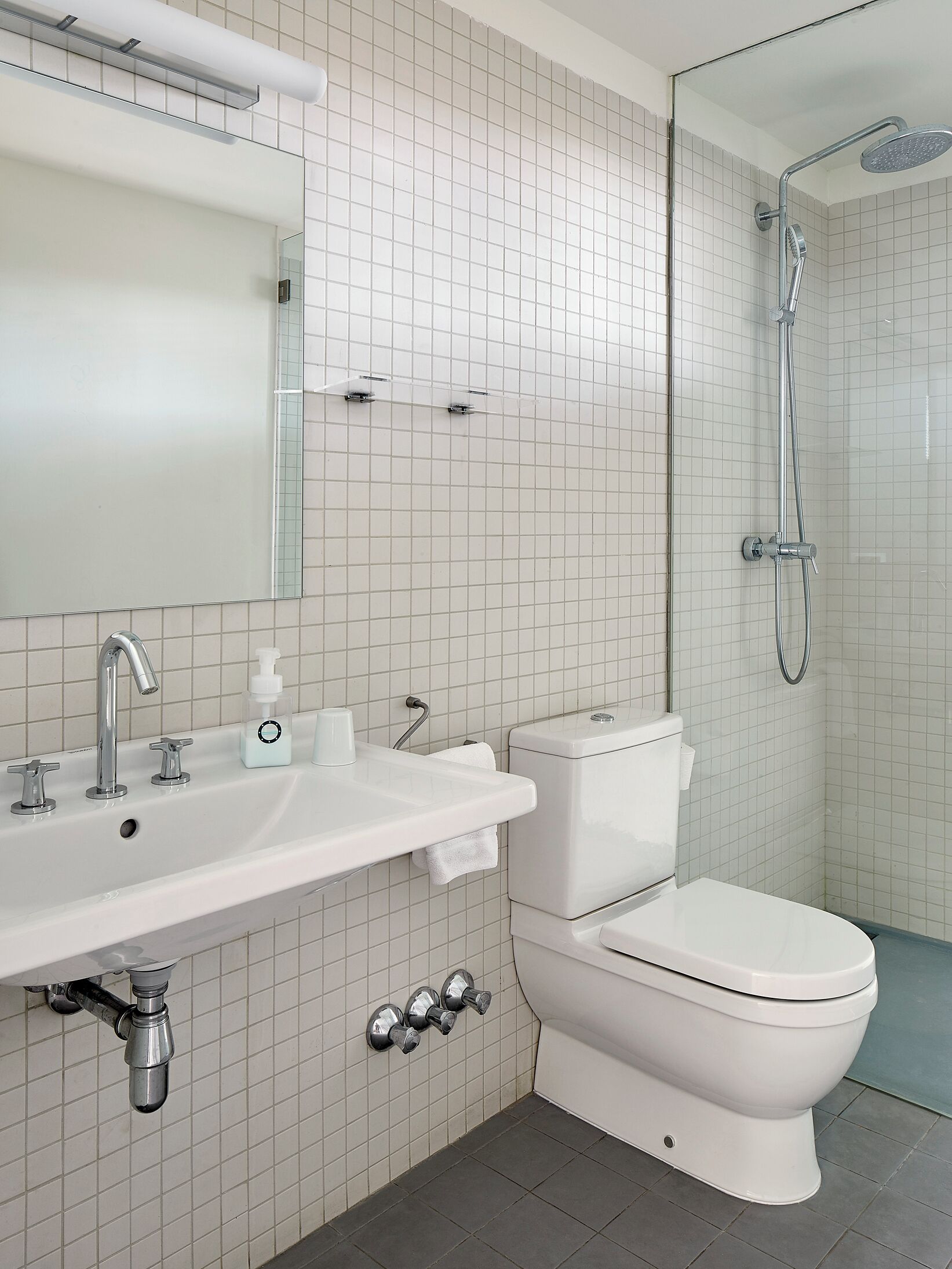 Ein modernes Badezimmer mit Waschbecken, Toilette und Dusche.