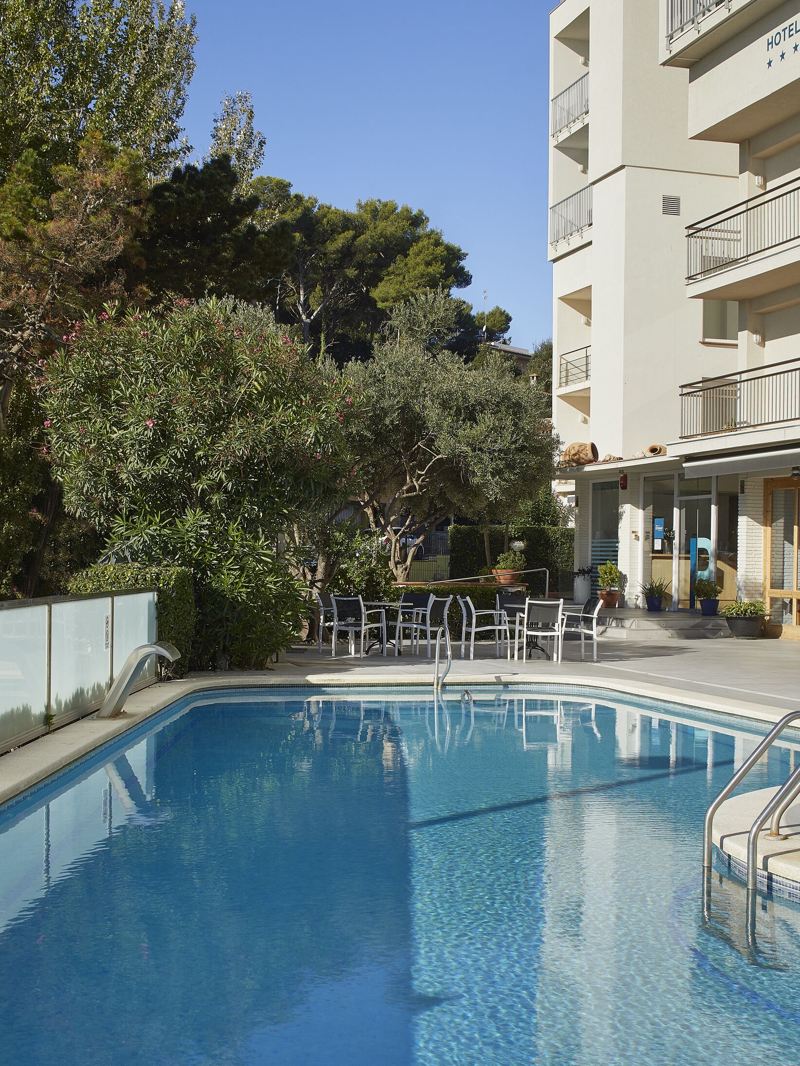 Kauden mukainen ulkouima-allas, aurinkotuoleja