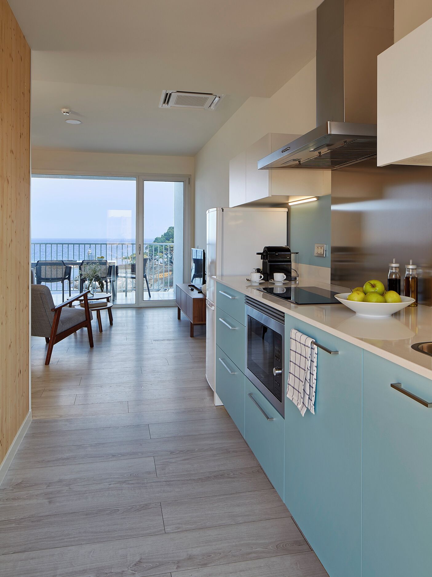 exclusive apartment, 2 bedrooms, beach view | private kitchen | mini-fridge