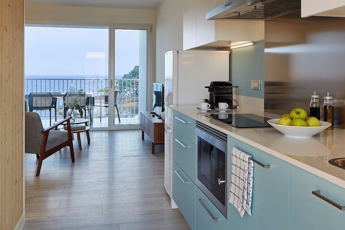 exclusive apartment, 2 bedrooms, beach view | private kitchen | mini-fridge