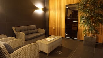 Een minibar, een bureau, een laptopwerkplek, verduisterende gordijnen