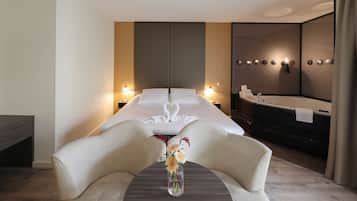 Suite, 1 kingsize bed | Een minibar, een bureau, een laptopwerkplek, verduisterende gordijnen