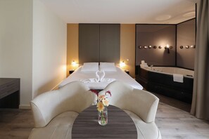 Suite, 1 cama de matrimonio grande | Minibar, escritorio, espacio para trabajar con un portátil