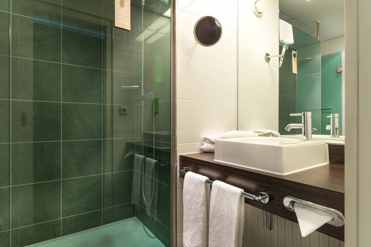 junior suite, 2 single beds | bathroom | eco-friendly toiletries, hair dryer, towels, soap