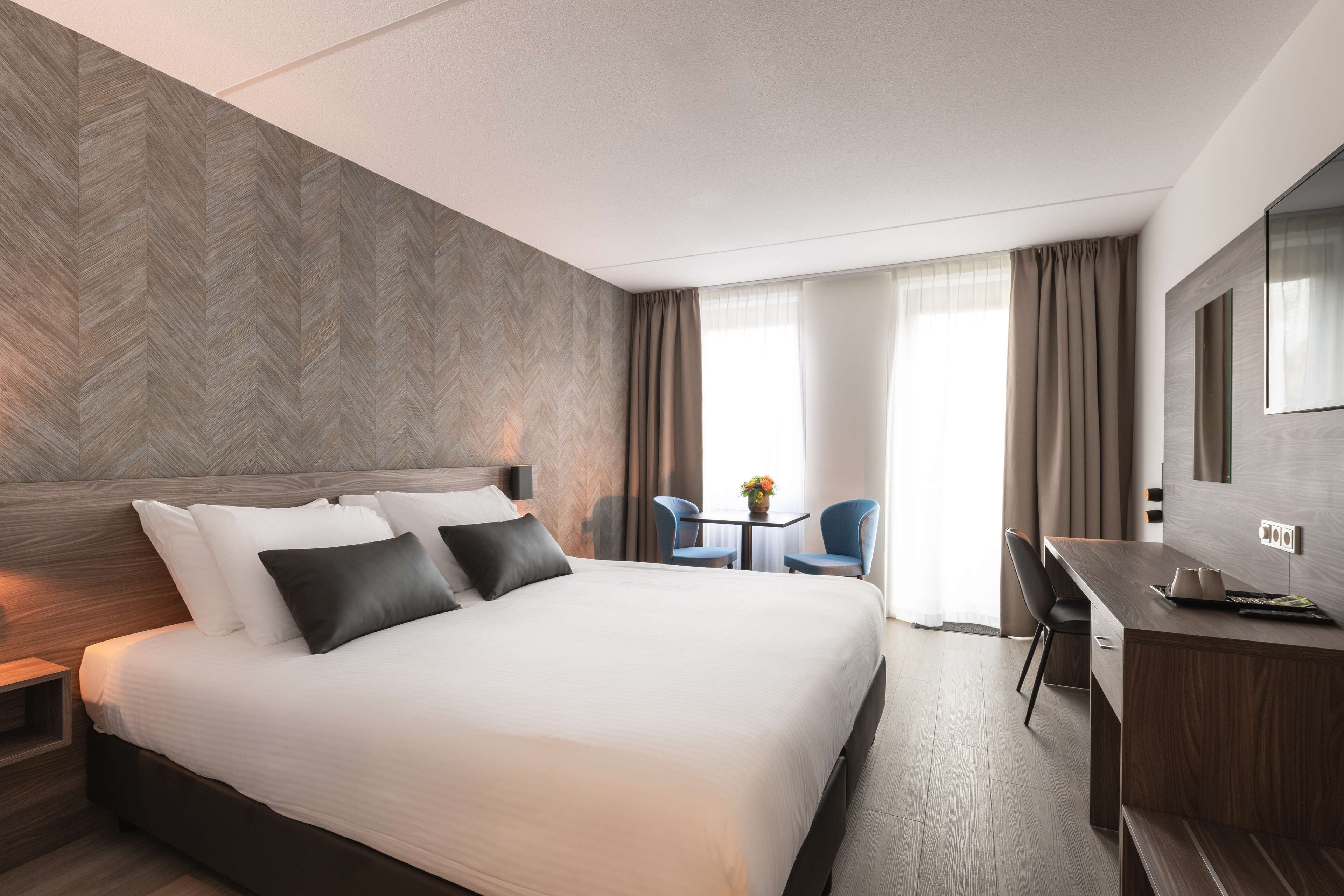 Superior Room, 1 Double Bed | Minibar, desk, laptop workspace, blackout drapes