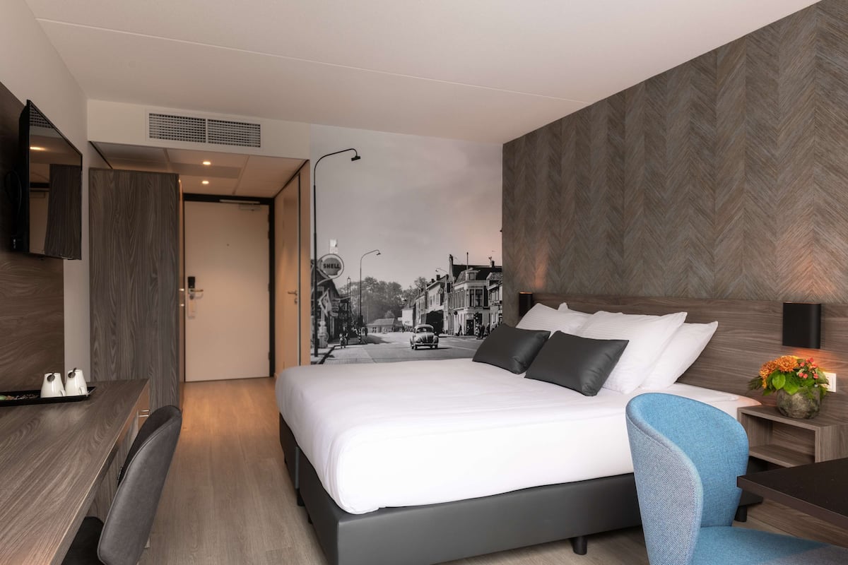 Superior Room, 1 Double Bed | Minibar, desk, laptop workspace, blackout drapes