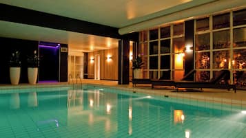 Indoor pool, sun loungers