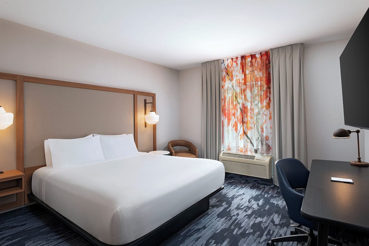 高級寢具、羽絨被、書桌、遮光布/窗簾