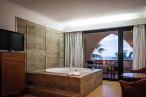 Junior suite, uitzicht op zee | Een minibar, een kluis op de kamer, gratis babybedden, gratis wifi