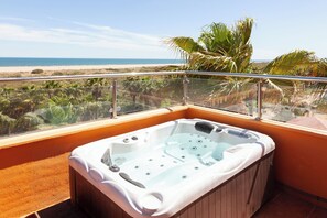 Suite, 1 slaapkamer, bubbelbad, uitzicht op zee | Een minibar, een kluis op de kamer, gratis babybedden, gratis wifi