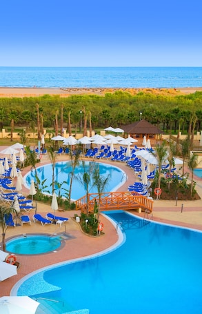Indoor pool, 2 outdoor pools, pool umbrellas, sun loungers. Playamarina