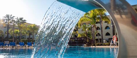 Una piscina cubierta, 2 piscinas al aire libre, sombrillas, tumbonas