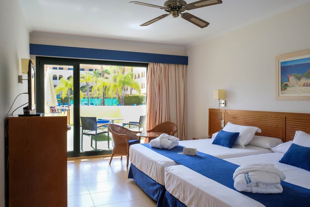 Superior-Doppelzimmer, zum Garten hin | Minibar, Zimmersafe, kostenlose Babybetten, kostenloses WLAN