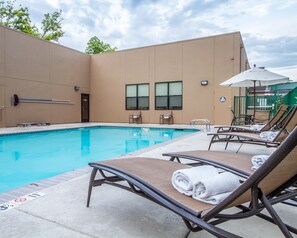 Utendørsbasseng, bassengparasoller og solsenger