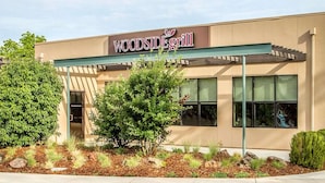 A building with a sign reading "Woodside Grill". - Gaia Hotel & Spa Redding, an Ascend Collection Hotel (Anderson)