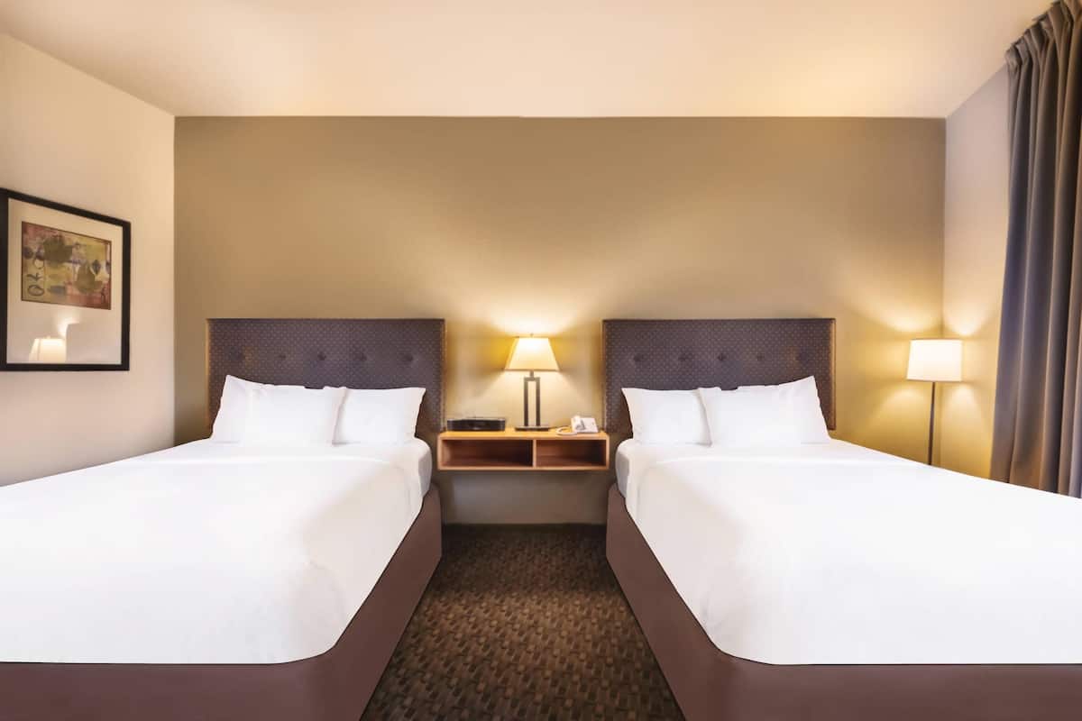 Ropa de cama de alta calidad, camas con pillow-top y escritorio