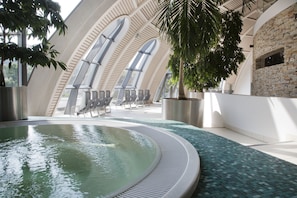 Indoor spa tub