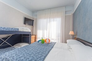 Chambre Quadruple | Minibar, coffres-forts dans les chambres, bureau, Wi-Fi gratuit