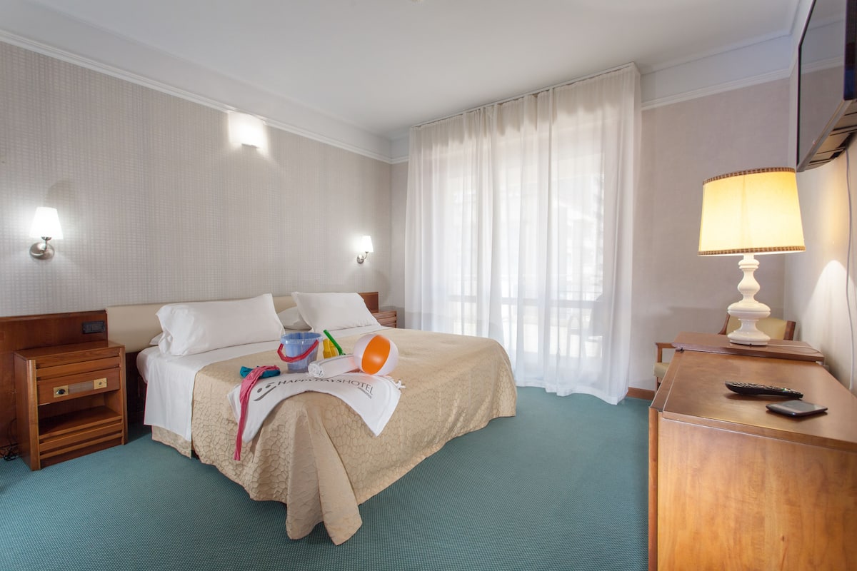 Minibar, in-room safe, desk, free WiFi