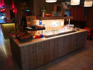 Free daily buffet breakfast  - Hôtel ibis Styles Marennes Oleron (Marennes-Hiers-Brouage)