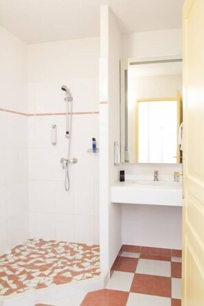 Standard Room, 1 Double Bed | Bathroom