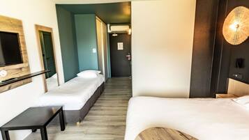 Ropa de cama de alta calidad, escritorio y sistema de insonorización