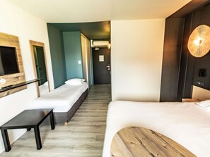 Ropa de cama de alta calidad, escritorio y insonorización 