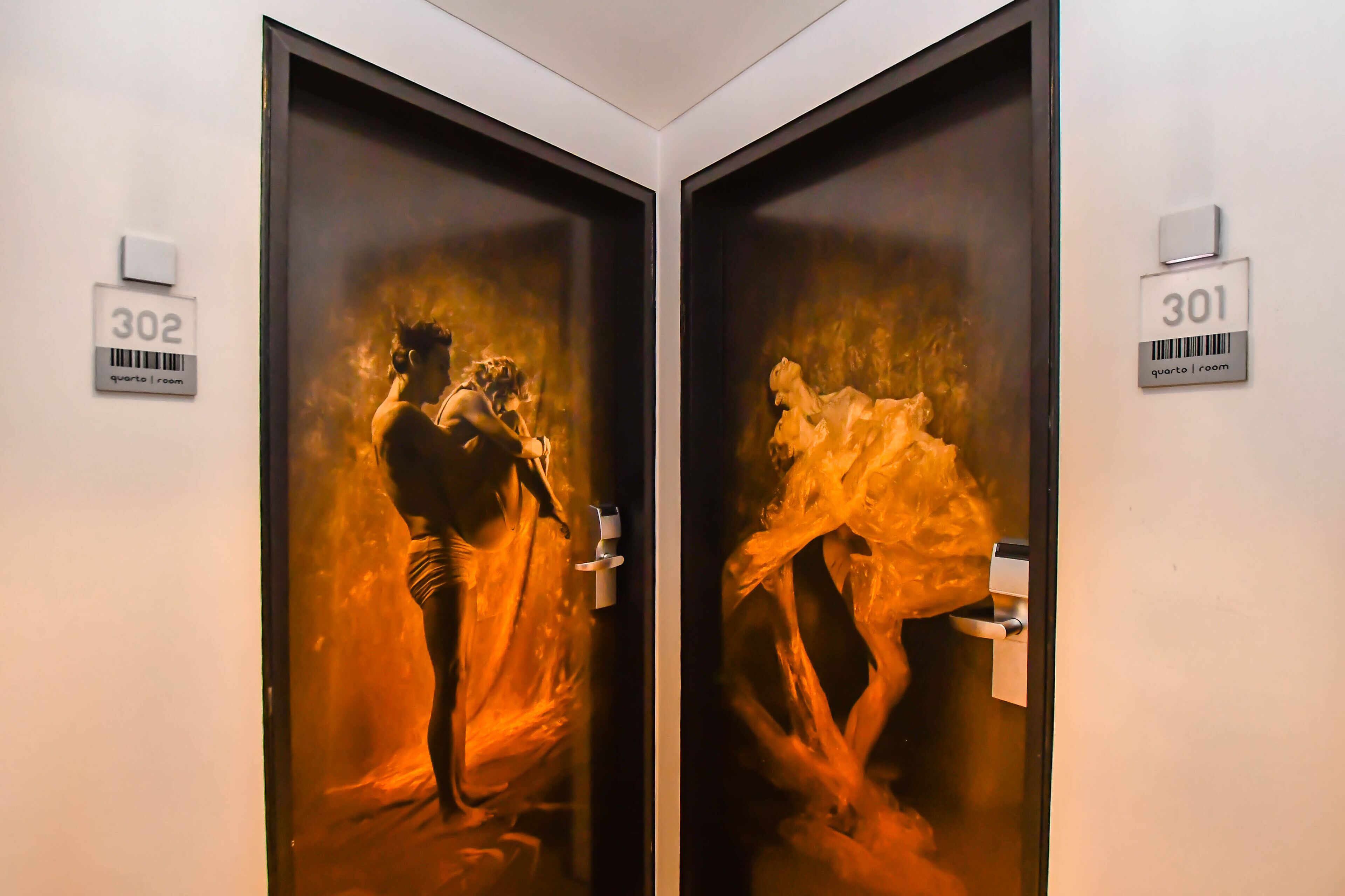 Twee deuren met kunstwerken, elk met een kamer nummer (302 en 301).