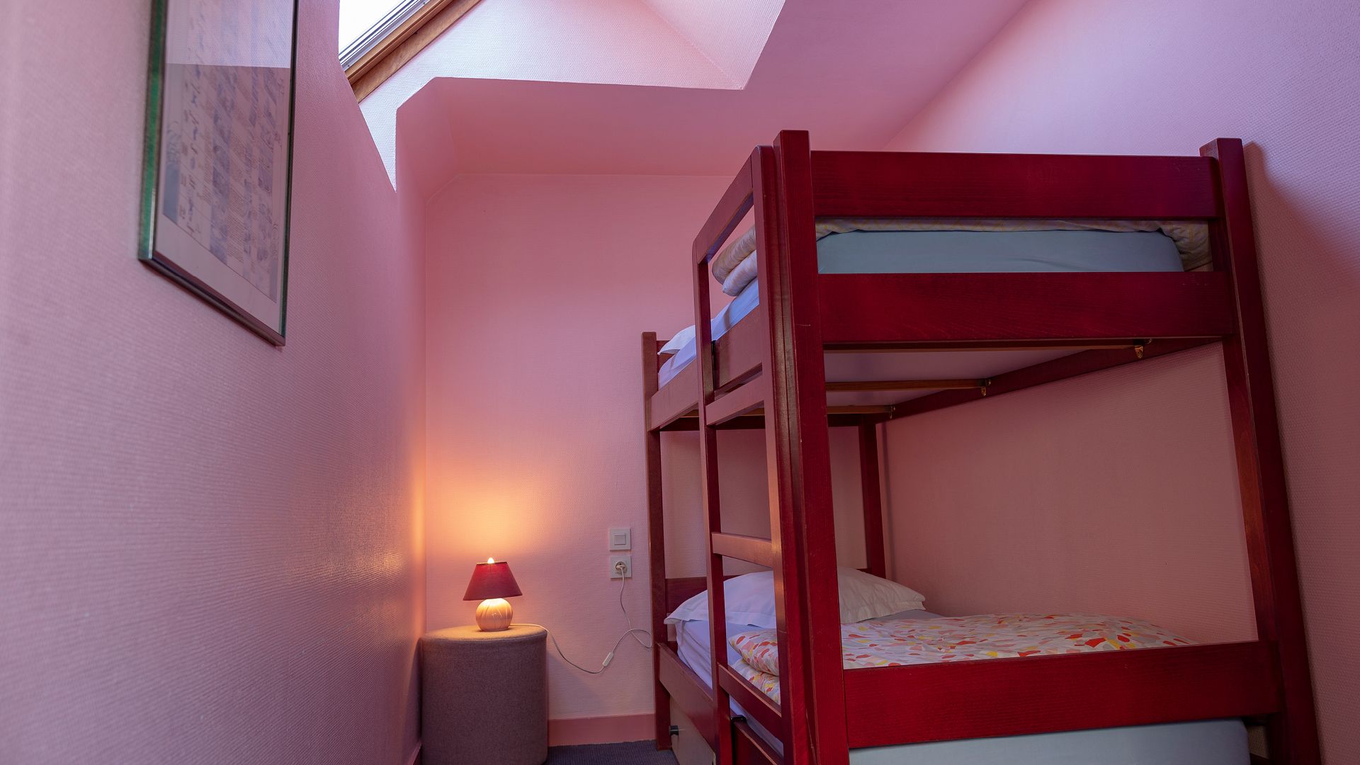 Escritorio, cunas, wifi gratis y ropa de cama 